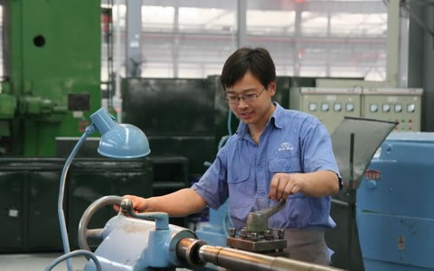 張乃艦(jian)在市車(che)工技能(neng)大賽上(shang)奪冠